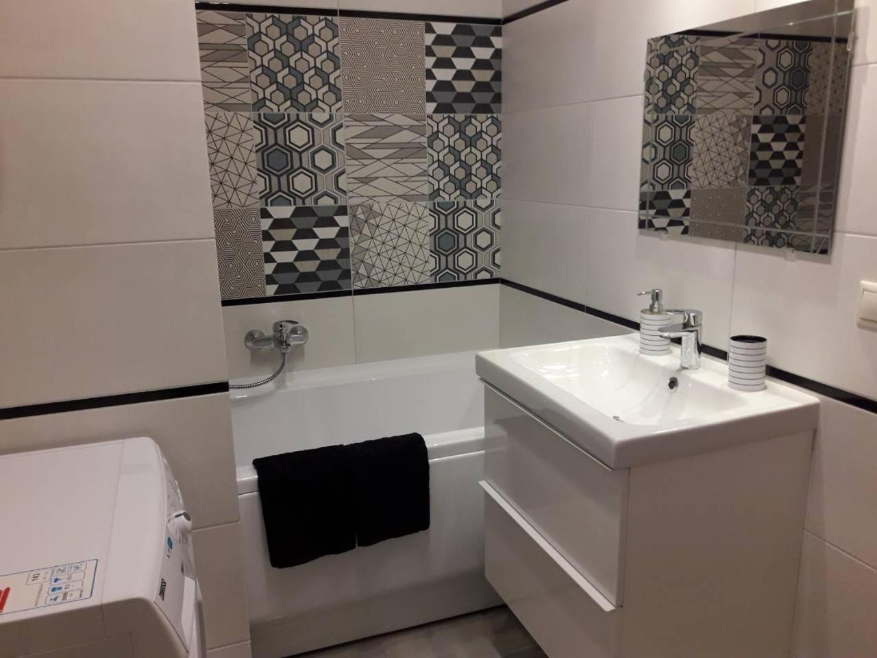 Comfort Apartment On Bogdanivska Street 7B Kiev Bagian luar foto